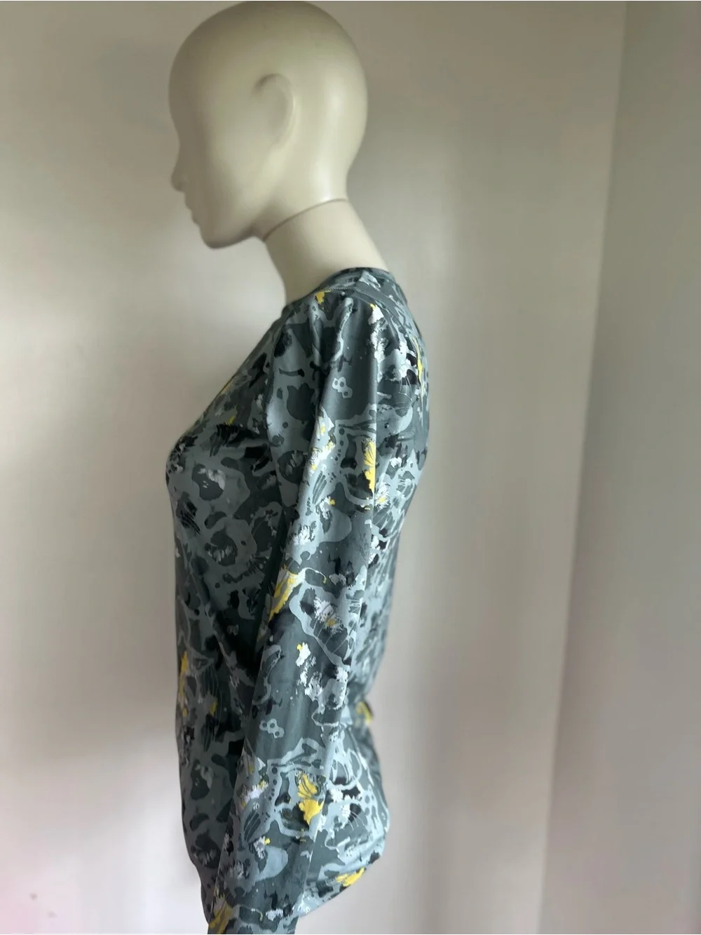 Kari traa s Long Sleeve Gray Camo Print Top with Yellow Accents new